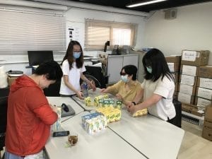 Joyce和Melissa與其他實習生一起準備拍攝物資。